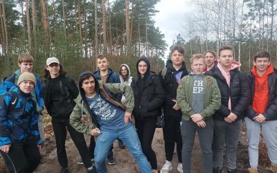 Czwórka sadzi las razem z leśnikami z Nadleśnictwa Skierniewice