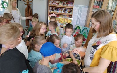 Warsztaty z okazji „DNIA MAMY” w Miejskiej Bibliotece Publicznej w Skierniewicach klas 1A I 1D