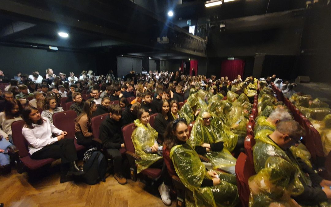 Wycieczka uczniów klas 8 a, 8 c i 8 d do Centrum Nauki Kopernik i Teatru Studio Buffo („Romeo i Julia”)