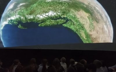 Niezwykłe zajęcia w przenośnym planetarium i molekularium.