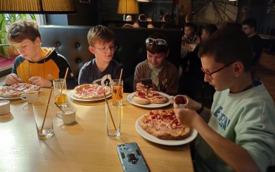 Klasa 5B na warsztatach pizzy w restauracji „Atmosfera”