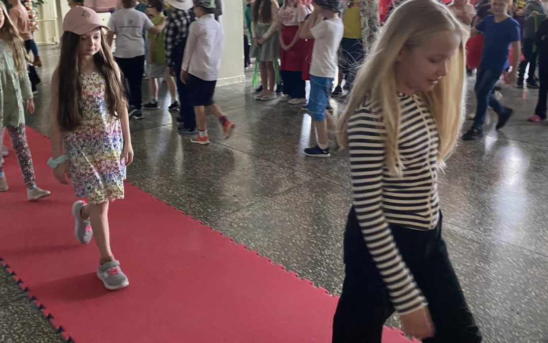 Różnorodne stylizacje uczniów klas 2 i 3 podczas pokazu mody eko