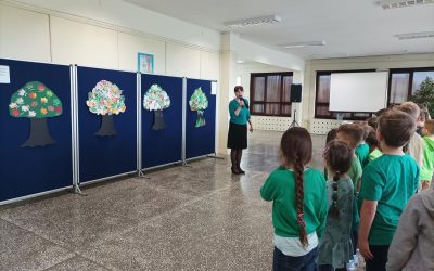 Pasowanie uczniów klas pierwszych na członków Szkolnego Koła Ligi Ochrony Przyrody.
