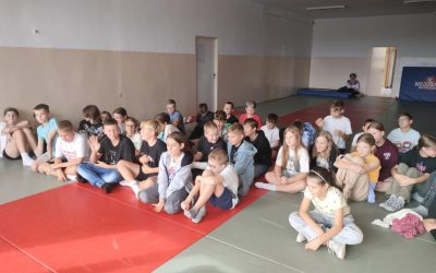 Uczniowie klas V podczas zajęć pierwszej pomocy przedmedycznej
