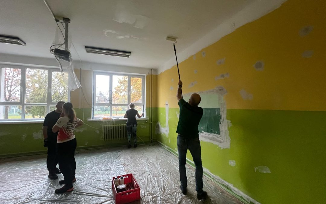 Remont klasy w wykonaniu rodziców 7b